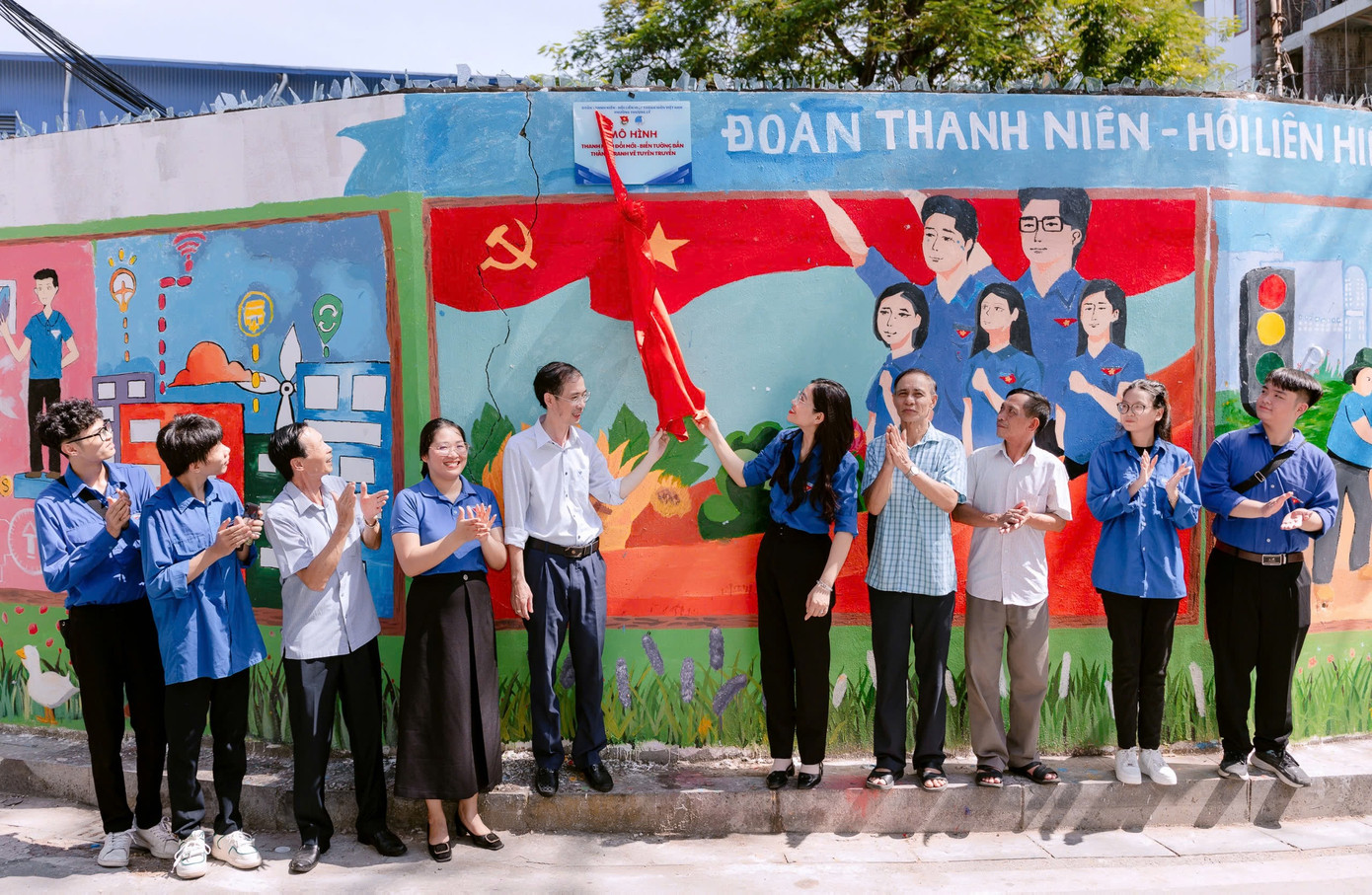 Các đoàn viên thanh niên tổ chức khánh thành mô hình biến tường bẩn thành tranh vẽ tuyên truyền. Các đoàn viên thanh niên tổ chức khánh thành mô hình biến tường bẩn thành tranh vẽ tuyên truyền.