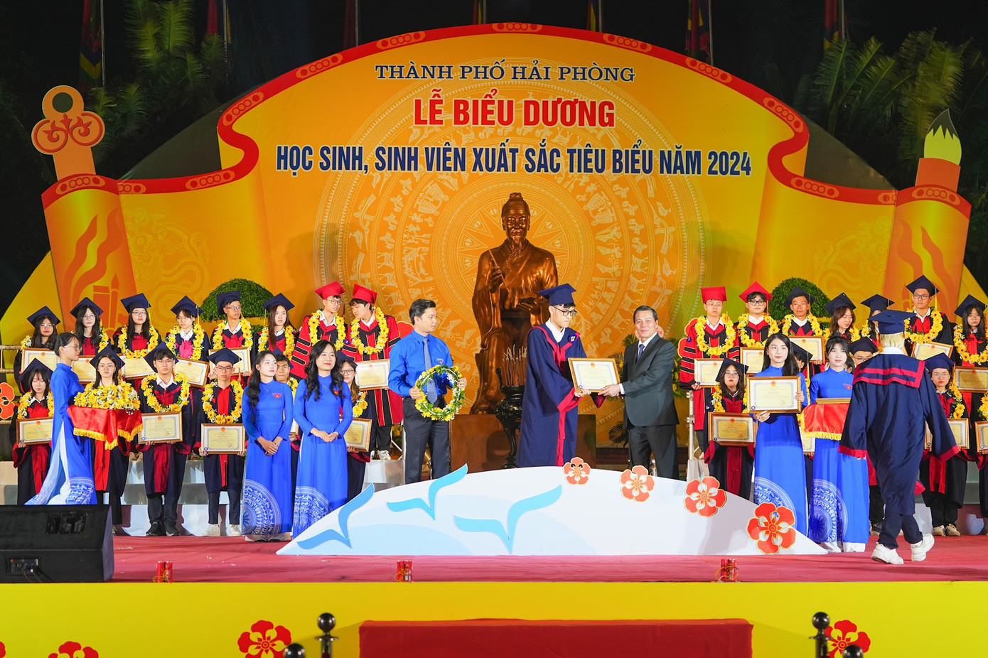 139 em học sinh, sinh viên xuất sắc tiêu biểu thành phố Hải Phòng được biểu dương, khen thưởng. 139 em học sinh, sinh viên xuất sắc tiêu biểu thành phố Hải Phòng được biểu dương, khen thưởng.