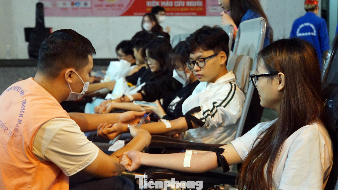 Trong số các tình nguyện viên, có nhiều cán bộ, giảng viên, lãnh đạo nhà trường đăng ký hiến máu định kỳ. Bên cạnh đó, nhiều sinh viên lần đầu đăng ký hiến máu tình nguyện.