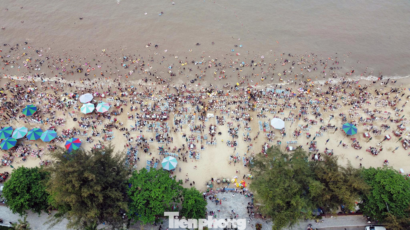 Chị Mai cũng chia sẻ, tối 30/4, quận Đồ Sơn tổ chức chương trình nghệ thuật, âm nhạc và nhiều hoạt động khai mạc Liên hoan du lịch Đồ Sơn nên người dân địa phương và các tỉnh lân cận đến rất đông.