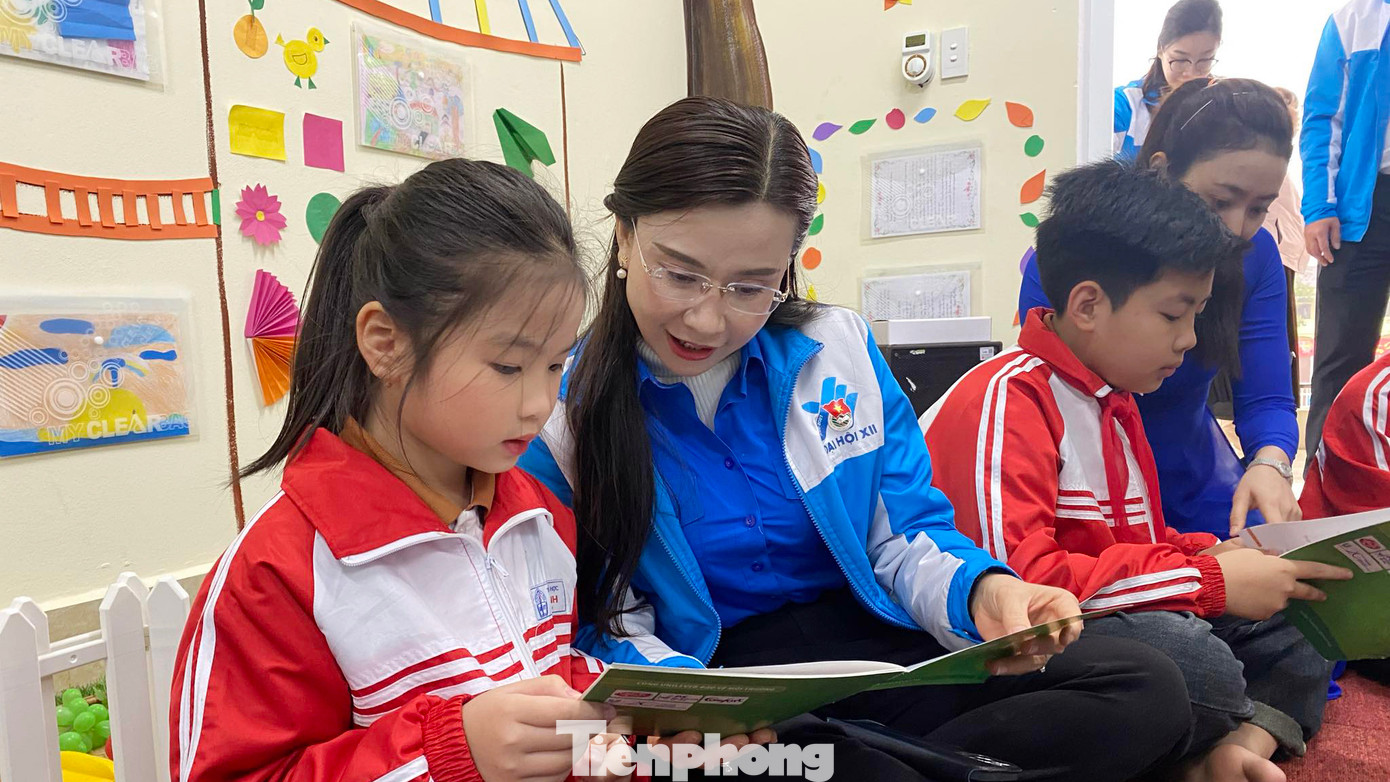 Với khí thế của những ngày tháng 3 tuổi trẻ, hàng triệu đoàn viên thanh niên tại gần 2.400 phường, thị trấn trên cả nước đồng loạt triển khai các đội hình tình nguyện tham gia tuyên truyền về lối sống văn minh, ứng xử văn hóa, giữ gìn an ninh trật tự, an toàn xã hội, an toàn giao thông; tuyên truyền quảng bá về di tích lịch sử văn hóa, xây dựng bản đồ số, số hóa các di tích lịch sử; triển khai hoạt động an sinh xã hội, vì cuộc sống cộng đồng; vận động thanh niên đô thị tiên phong ứng dụng chuyển đổi số; thành lập triển khai tổ công nghệ số thanh niên trong trường học, cơ quan, khu dân cư...