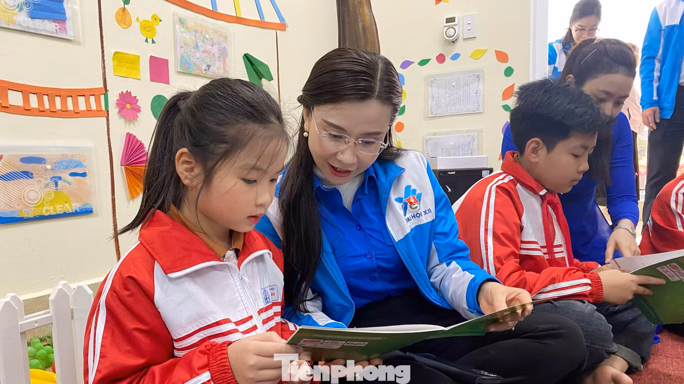 Với khí thế của những ngày tháng 3 tuổi trẻ, hàng triệu đoàn viên thanh niên tại gần 2.400 phường, thị trấn trên cả nước đồng loạt triển khai các đội hình tình nguyện tham gia tuyên truyền về lối sống văn minh, ứng xử văn hóa, giữ gìn an ninh trật tự, an toàn xã hội, an toàn giao thông; tuyên truyền quảng bá về di tích lịch sử văn hóa, xây dựng bản đồ số, số hóa các di tích lịch sử; triển khai hoạt động an sinh xã hội, vì cuộc sống cộng đồng; vận động thanh niên đô thị tiên phong ứng dụng chuyển đổi số; thành lập triển khai tổ công nghệ số thanh niên trong trường học, cơ quan, khu dân cư...