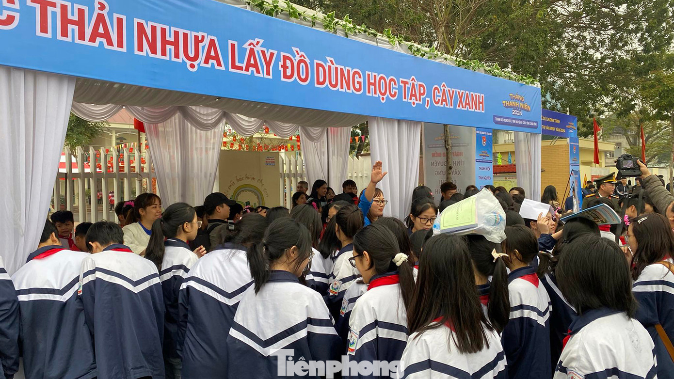 Hưởng ứng chương trình, đoàn viên thanh niên tại 14 phường thuộc TP Chí Linh đồng loạt ra quân với nhiều hoạt động: tham gia chỉnh trang đô thị, các tuyến đường trung tâm; xử lý các điểm ô nhiễm, tuyên truyền về xây dựng nếp sống văn minh, ứng dụng chuyển đổi số... Đồng thời, tổ chức gian hàng "đổi rác thải nhựa lấy đồ dùng học tập, cây xanh".