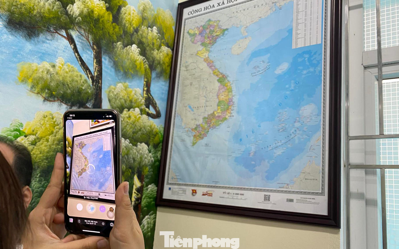 Tại Trường Tiểu học Chí Minh (TP Chí Linh), các đoàn viên thanh niên đã hướng dẫn các em thiếu nhi quét mã QR, chụp hình bản đồ xác định vị trí trên tấm bản đồ được TƯ Đoàn vừa trao tặng.