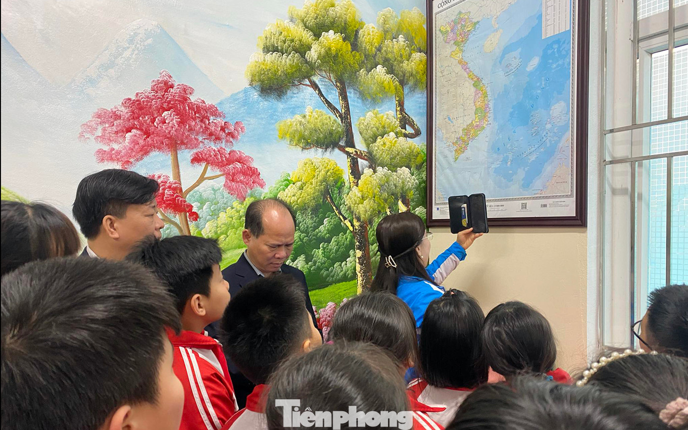 Nhân dịp này, T.Ư Đoàn đã trao tặng nhiều công trình, phần việc ý nghĩa và trao tặng Bản đồ Việt Nam hưởng ứng cuộc vận động "Tự hào một dải non sông" cho các cơ sở Đoàn trên địa bàn tỉnh Hải Dương.