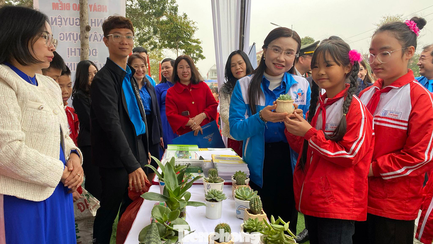 Các em học sinh, thiếu nhi tỏ ra thích thú với những cây xanh xinh xắn vừa đổi bằng rác thải nhựa. Một số em học sinh khác đổi rác lấy vở, lấy sách và các đồ dùng học tập khác.