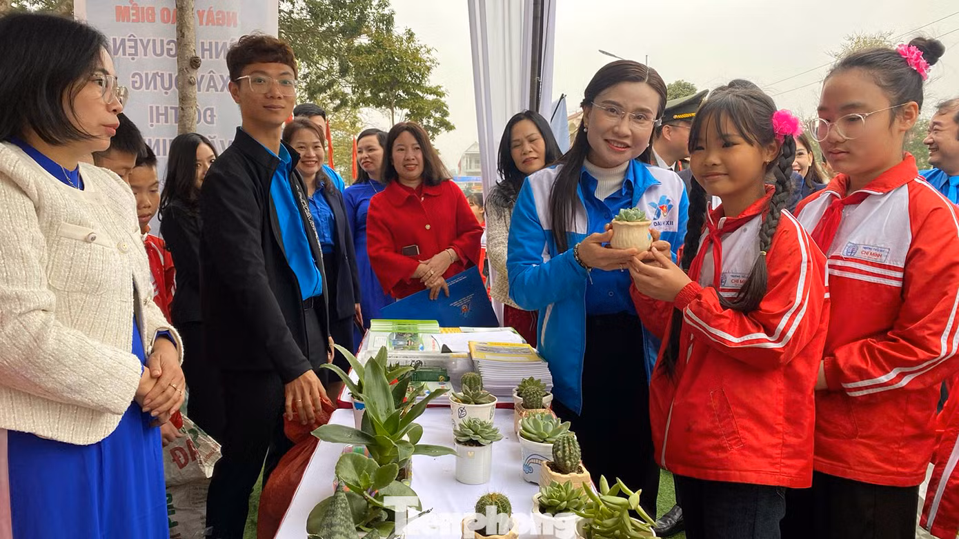 Các em học sinh, thiếu nhi tỏ ra thích thú với những cây xanh xinh xắn vừa đổi bằng rác thải nhựa. Một số em học sinh khác đổi rác lấy vở, lấy sách và các đồ dùng học tập khác.