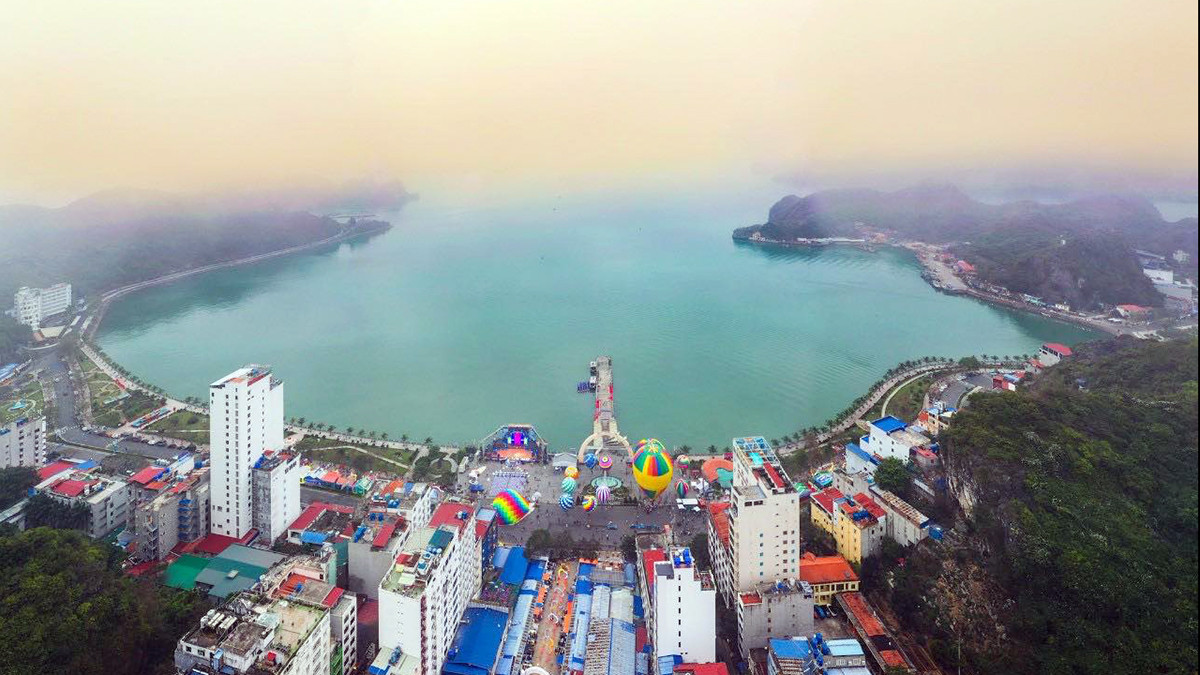 Ngày hội khinh khí cầu được tổ chức tại thị trấn Cát Bà (huyện Cát Hải, TP Hải Phòng) là một trong những hoạt động nằm trong chuỗi sự kiện Lễ hội truyền thống huyện Cát Hải năm 2024 và Khai mạc du lịch Cát Bà năm 2024. Ảnh: Hồng Phong