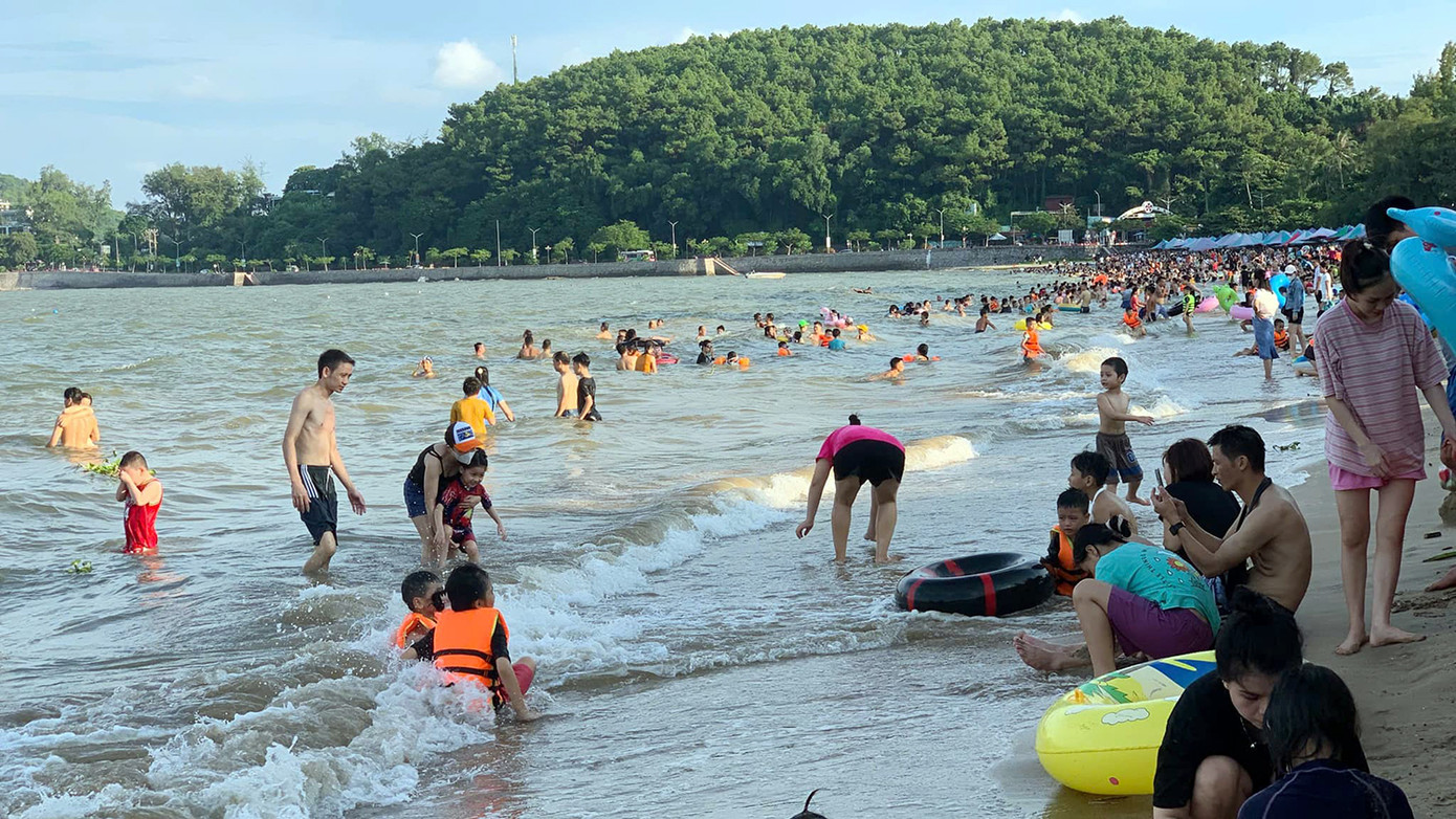 Hàng vạn du khách tới các bãi tắm ở Đồ Sơn dịp nghỉ lễ 2/9. Hàng vạn du khách tới các bãi tắm ở Đồ Sơn dịp nghỉ lễ 2/9.
