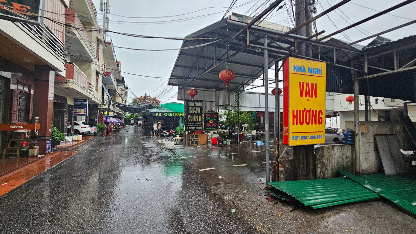 Lực lượng chức năng hỗ trợ người dân tháo dỡ công trình vi phạm ở quận Đồ Sơn ngày 26/6.