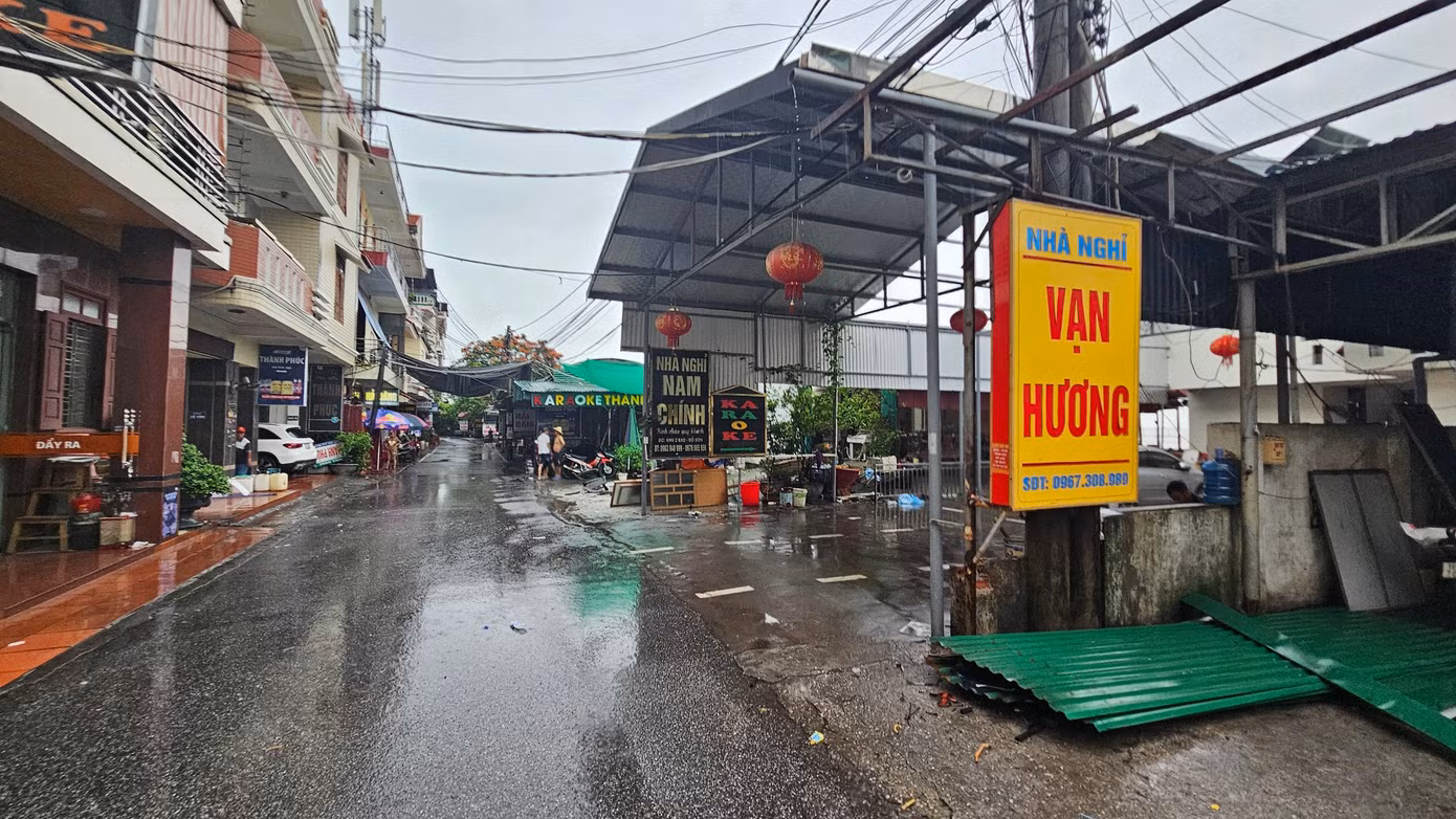 Lực lượng chức năng hỗ trợ người dân tháo dỡ công trình vi phạm ở quận Đồ Sơn ngày 26/6.