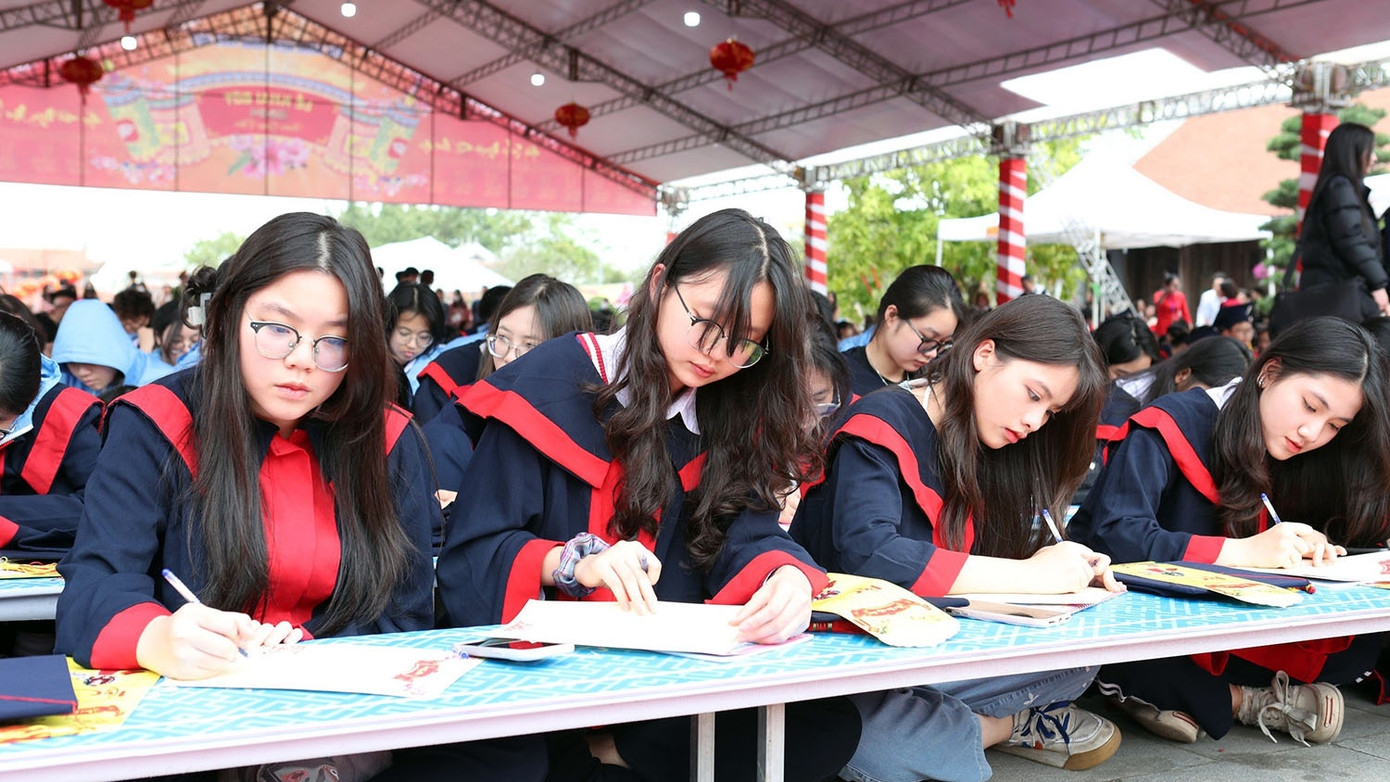 Hơn 700 em học sinh đại diện trường học các cấp huyện Kiến Thụy và một số trường trên địa bàn thành phố thực hiện nghi lễ khai bút với chủ đề "Ước mơ, mong muốn của bản thân về cuộc sống quanh mỗi chúng ta".