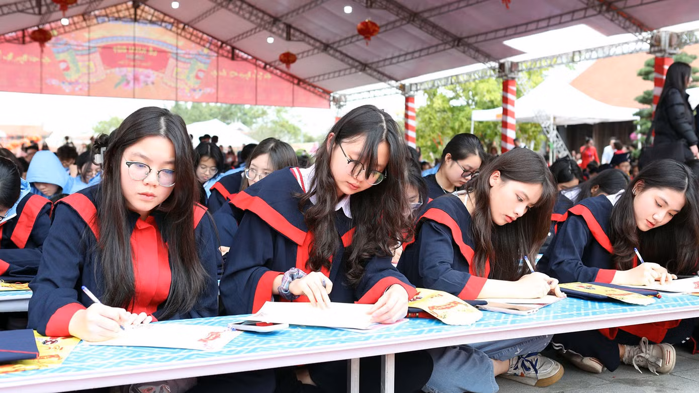 Hơn 700 em học sinh đại diện trường học các cấp huyện Kiến Thụy và một số trường trên địa bàn thành phố thực hiện nghi lễ khai bút với chủ đề "Ước mơ, mong muốn của bản thân về cuộc sống quanh mỗi chúng ta".