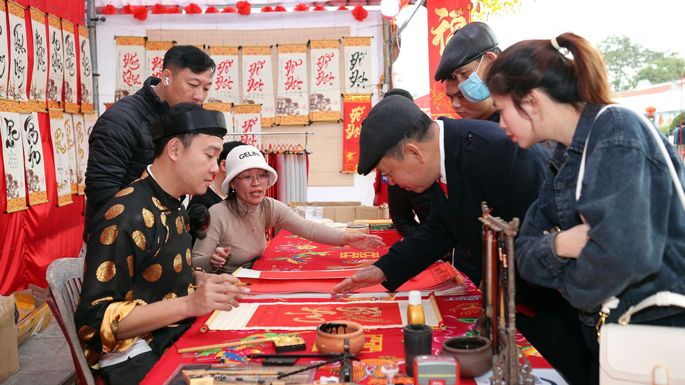 Người dân, du khách tới lễ hội xin chữ thầy đồ đầu năm.
