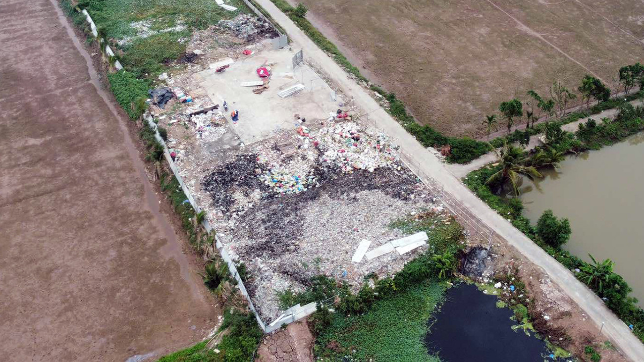 Phần lớn diện tích bãi rác xã Cấp Tiến (rộng hàng nghìn mét) đã bị cháy thành tro.