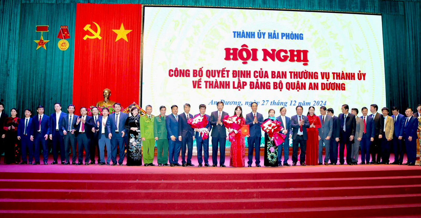 Ông Đỗ Mạnh Hiến - Phó Bí thư Thường trực Thành ủy Hải Phòng trao quyết định, tặng hoa, chụp ảnh lưu niệm với Ban Chấp hành Đảng bộ quận An Dương. Ông Đỗ Mạnh Hiến - Phó Bí thư Thường trực Thành ủy Hải Phòng trao quyết định, tặng hoa, chụp ảnh lưu niệm với Ban Chấp hành Đảng bộ quận An Dương.