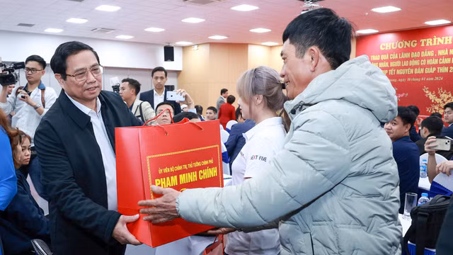 Thủ tướng Phạm Minh Chính tặng quà Tết cho công nhân, lao động có hoàn cảnh khó khăn tại Hải Dương. Ảnh: Nhật Bắc/VGP Thủ tướng Phạm Minh Chính tặng quà Tết cho công nhân, lao động có hoàn cảnh khó khăn tại Hải Dương. Ảnh: Nhật Bắc/VGP