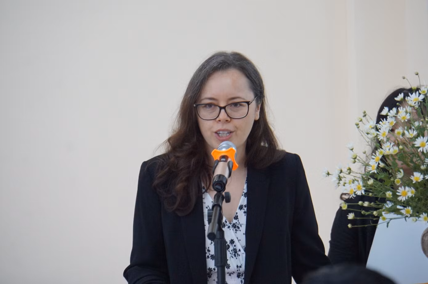 Bà Justyna Pabian giao lưu với sinh viên Đại học Hàng hải Việt Nam.