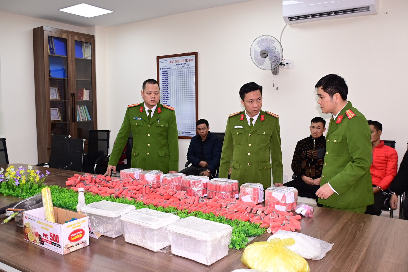 Công an quận Ngô Quyền kiểm tra tang vật liên quan vụ án.