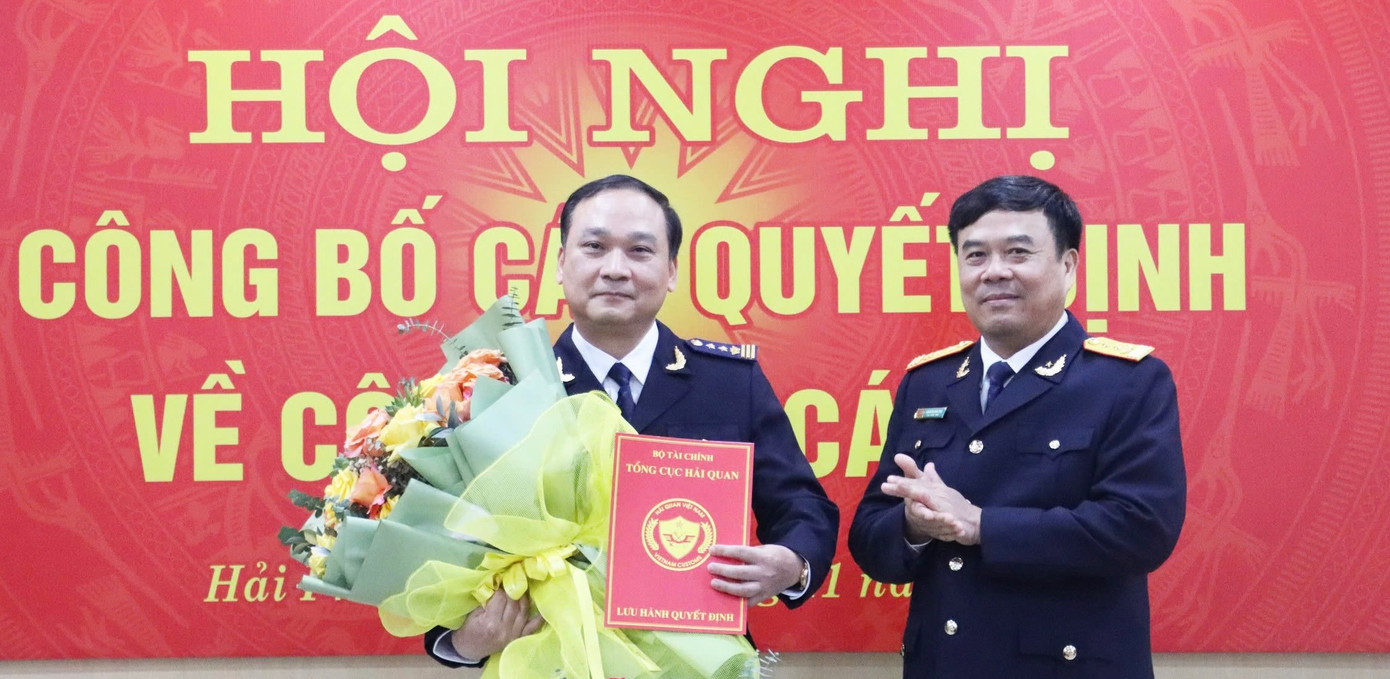 Ông Nguyễn Văn Thọ - Tổng Cục trưởng Tổng Cục Hải quan - trao quyết định, tặng hoa chúc mừng tân Cục trưởng Cục Hải quan Hải Phòng.