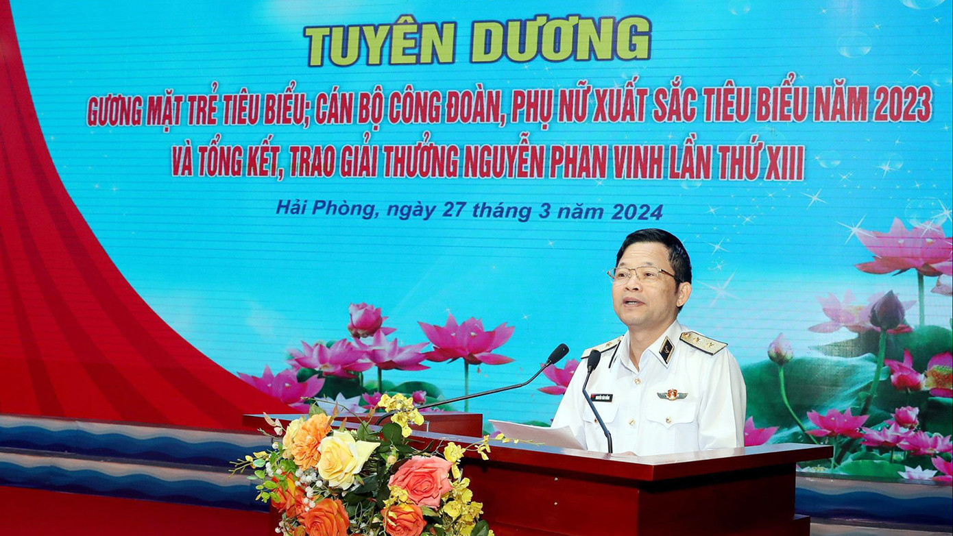 Trung tướng Nguyễn Văn Bổng - Bí thư Đảng ủy, Chính ủy Hải quân phát biểu trong buổi lễ tuyên dương. Trung tướng Nguyễn Văn Bổng - Bí thư Đảng ủy, Chính ủy Hải quân phát biểu trong buổi lễ tuyên dương.
