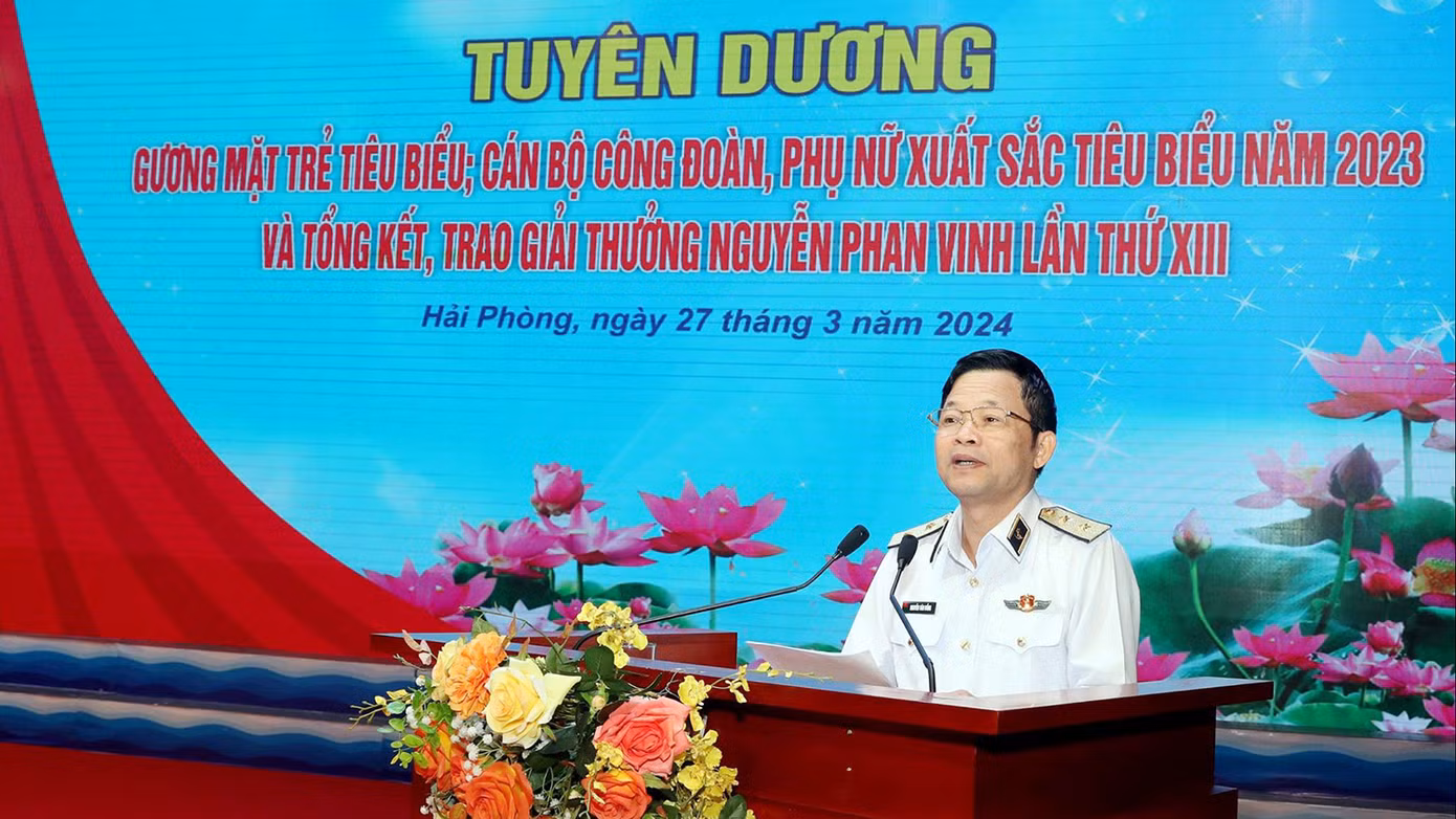 Trung tướng Nguyễn Văn Bổng - Bí thư Đảng ủy, Chính ủy Hải quân phát biểu trong buổi lễ tuyên dương. Trung tướng Nguyễn Văn Bổng - Bí thư Đảng ủy, Chính ủy Hải quân phát biểu trong buổi lễ tuyên dương.