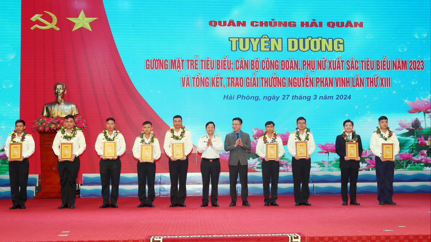Trung tướng Nguyễn Văn Bổng và anh Nguyễn Tường Lâm - Bí thư T.Ư Đoàn tuyên dương những gương mặt trẻ tiêu biểu trong lực lượng hải quân. Trung tướng Nguyễn Văn Bổng và anh Nguyễn Tường Lâm - Bí thư T.Ư Đoàn tuyên dương những gương mặt trẻ tiêu biểu trong lực lượng hải quân.