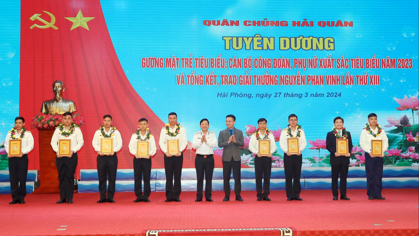 Trung tướng Nguyễn Văn Bổng và anh Nguyễn Tường Lâm - Bí thư T.Ư Đoàn tuyên dương những gương mặt trẻ tiêu biểu trong lực lượng hải quân. Trung tướng Nguyễn Văn Bổng và anh Nguyễn Tường Lâm - Bí thư T.Ư Đoàn tuyên dương những gương mặt trẻ tiêu biểu trong lực lượng hải quân.