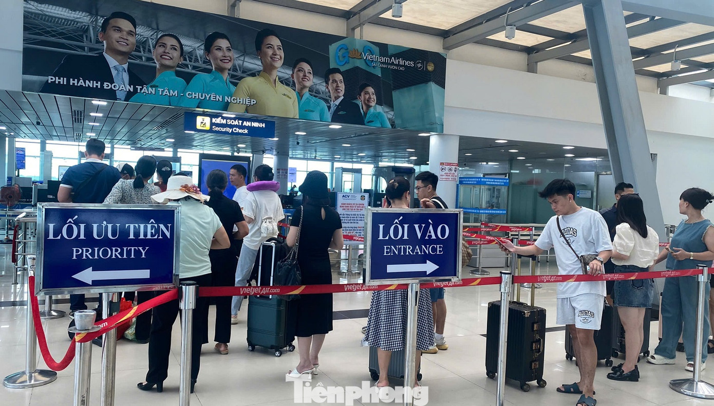 Hành khách tới khu vực kiểm tra an ninh trước khi lên chuyến bay nội địa rời Cát Bi.