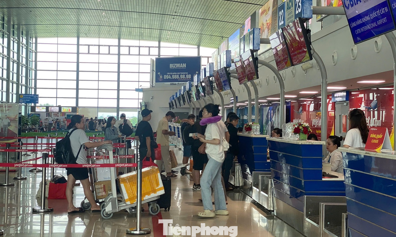 Sát giờ bay, một số khách tới quầy làm thủ tục. Khung cảnh vắng khác nhiều so với những ngày trước đó.