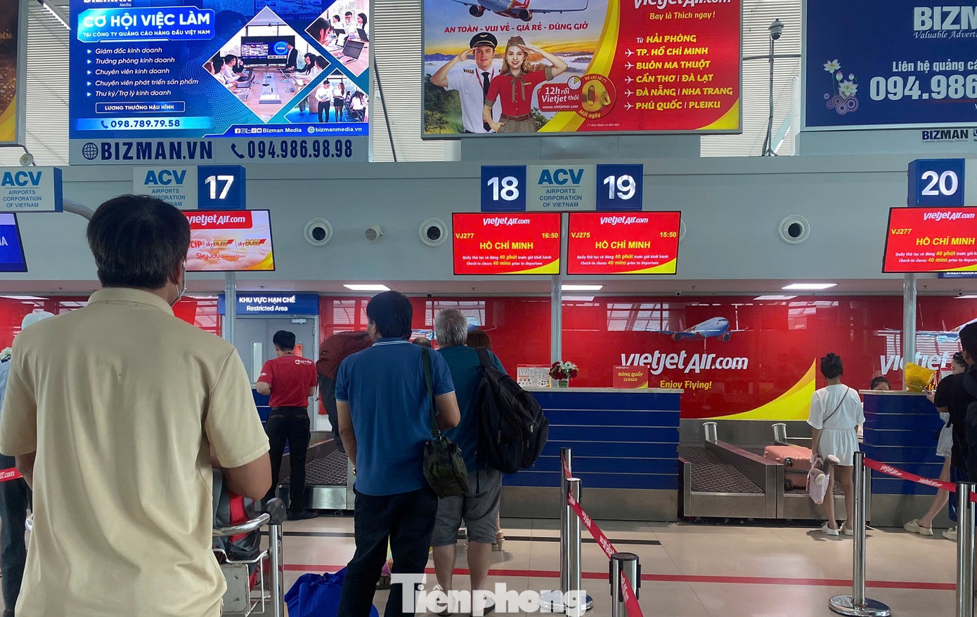 Theo ghi nhận của PV Tiền Phong, từ chiều 6/9, tại sảnh làm thủ tục chuyến bay nội địa chỉ còn 2 quầy lễ tân phục vụ hỗ trợ hành khách làm thủ tục với lượng khách không nhiều.