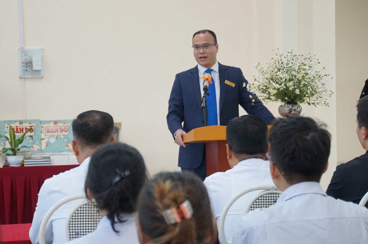 PGĐ.TS Nguyễn Minh Đức - Phó Hiệu trưởng Trường Đại học Hàng hải Việt Nam phát biểu tại buổi bàn giao "Góc sách Ba Lan". PGĐ.TS Nguyễn Minh Đức - Phó Hiệu trưởng Trường Đại học Hàng hải Việt Nam phát biểu tại buổi bàn giao "Góc sách Ba Lan".