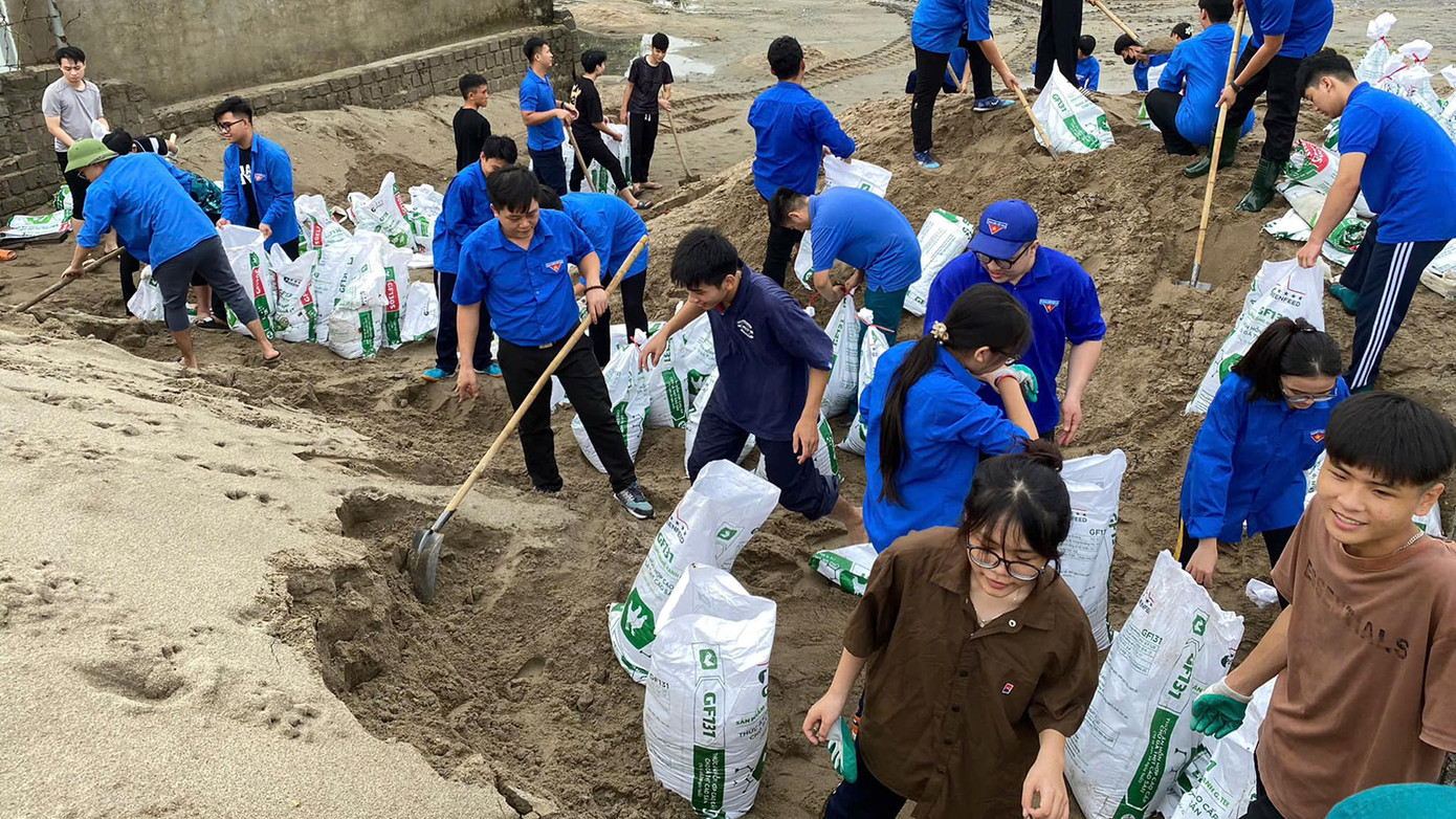 Thanh niên huyện Thủy Nguyên đắp đê ngăn lũ sau cơn bão số 3 (Yagi) tại các điểm đê xung yếu trên địa bàn. Thanh niên huyện Thủy Nguyên đắp đê ngăn lũ sau cơn bão số 3 (Yagi) tại các điểm đê xung yếu trên địa bàn.