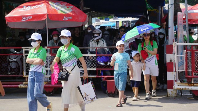 Du khách xếp hàng nhiều giờ chờ lên phà Gót ra đảo Cát Bà mùa du lịch 2023.