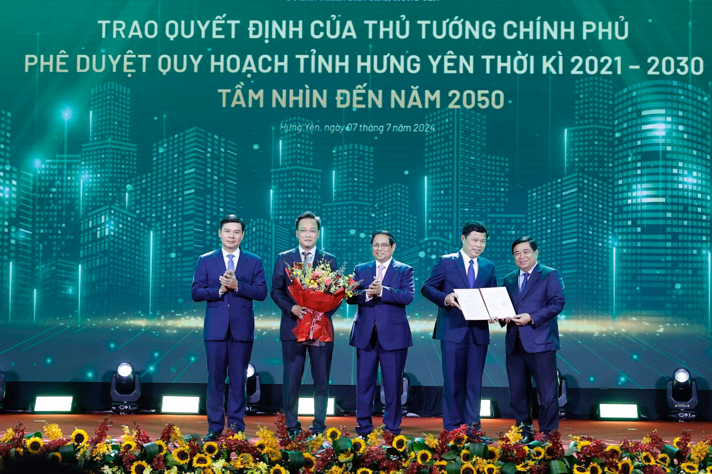 Thủ tướng Phạm Minh Chính tặng hoa chúc mừng lãnh đạo tỉnh Hưng Yên sau khi quy hoạch tỉnh được công bố. Ảnh: Nhật Bắc/VGP