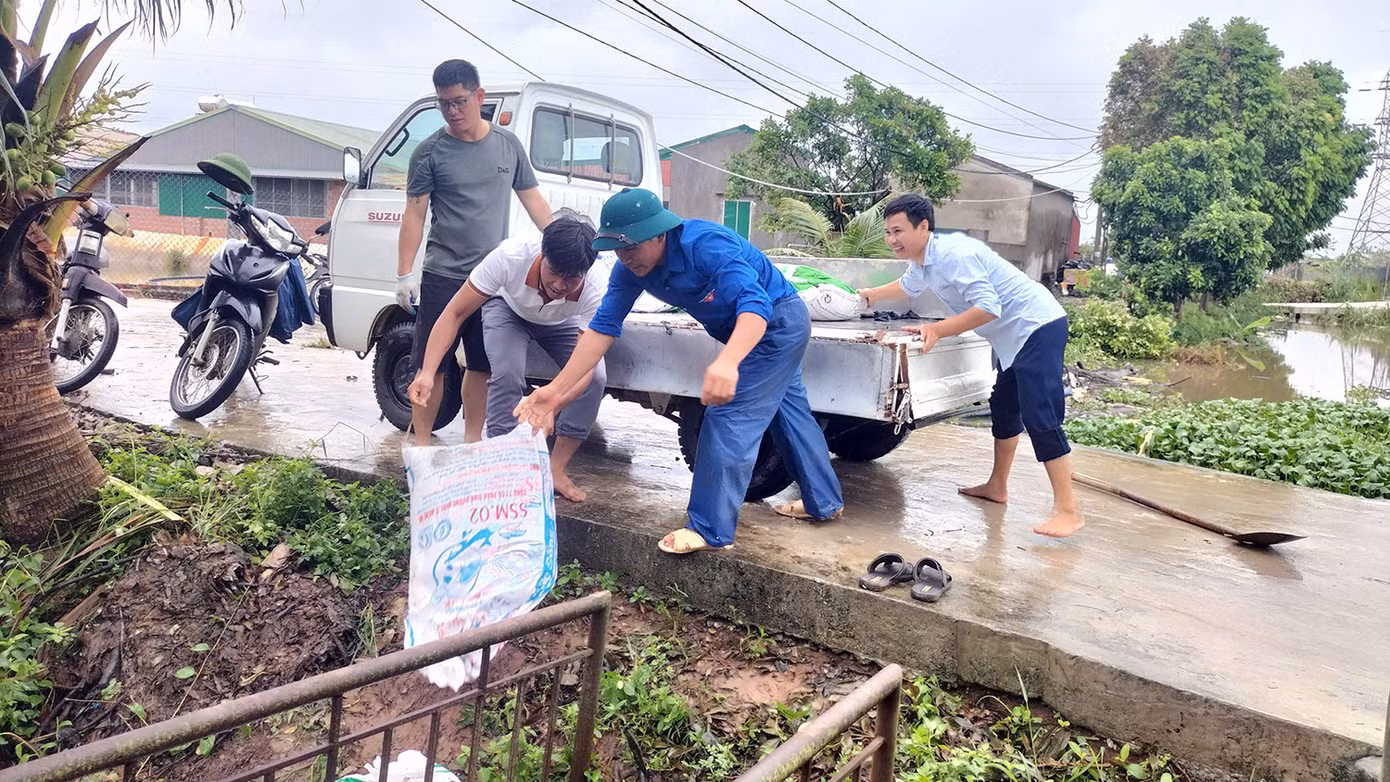 Đoàn viên thanh niên tình nguyện tỉnh Hải Dương tham gia công tác khắc phục hậu quả sau bão số 3. Đoàn viên thanh niên tình nguyện tỉnh Hải Dương tham gia công tác khắc phục hậu quả sau bão số 3.
