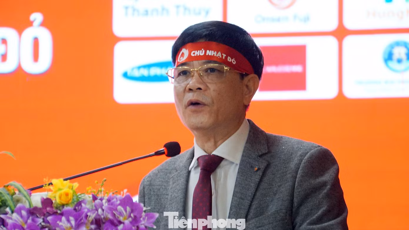 Dự ngày hội hiến máu, có ông Trần Quốc Chinh - PGĐ Sở Y tế Hải Phòng, bà Nguyễn Thị Hiên - Bí thư Đảng ủy, Chủ tịch Hội đồng trường, đại diện lãnh đạo Hội chữ Thập đỏ, Bệnh viện Hữu nghị Việt Tiệp, Thành Đoàn Hải Phòng... Phát biểu hưởng ứng ngày hội, TS. Trần Quốc Tuấn - Phó Hiệu trưởng nhà trường kêu gọi toàn thể nhân viên, cán bộ, giảng viên nhà trường và các bạn trẻ, sinh viên tiếp tục phát huy tinh thần tình nguyện hiến máu cứu người. Dự ngày hội hiến máu, có ông Trần Quốc Chinh - PGĐ Sở Y tế Hải Phòng, bà Nguyễn Thị Hiên - Bí thư Đảng ủy, Chủ tịch Hội đồng trường, đại diện lãnh đạo Hội chữ Thập đỏ, Bệnh viện Hữu nghị Việt Tiệp, Thành Đoàn Hải Phòng... Phát biểu hưởng ứng ngày hội, TS. Trần Quốc Tuấn - Phó Hiệu trưởng nhà trường kêu gọi toàn thể nhân viên, cán bộ, giảng viên nhà trường và các bạn trẻ, sinh viên tiếp tục phát huy tinh thần tình nguyện hiến máu cứu người.