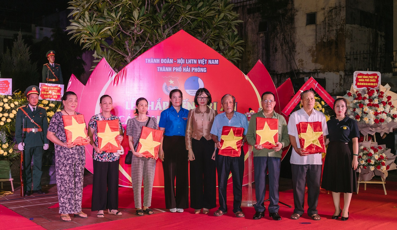 Thành Đoàn Hải Phòng trao tặng ảnh phục dựng cho các thân nhân liệt sĩ.