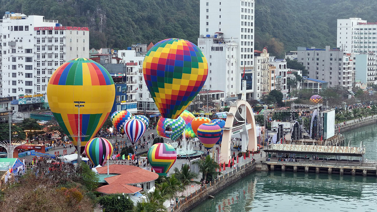 Đây là lần đầu tiên ngày hội khinh khí cầu được tổ chức tại thị trấn Cát Bà với nhiều hoạt động như: bay treo khinh khí cầu cấp 7 ngắm đảo ngọc trên cao, tham quan bên trong khinh khí cầu khổng lồ, đêm hoa đăng khinh khí cầu... Ảnh: Sơn Dũng