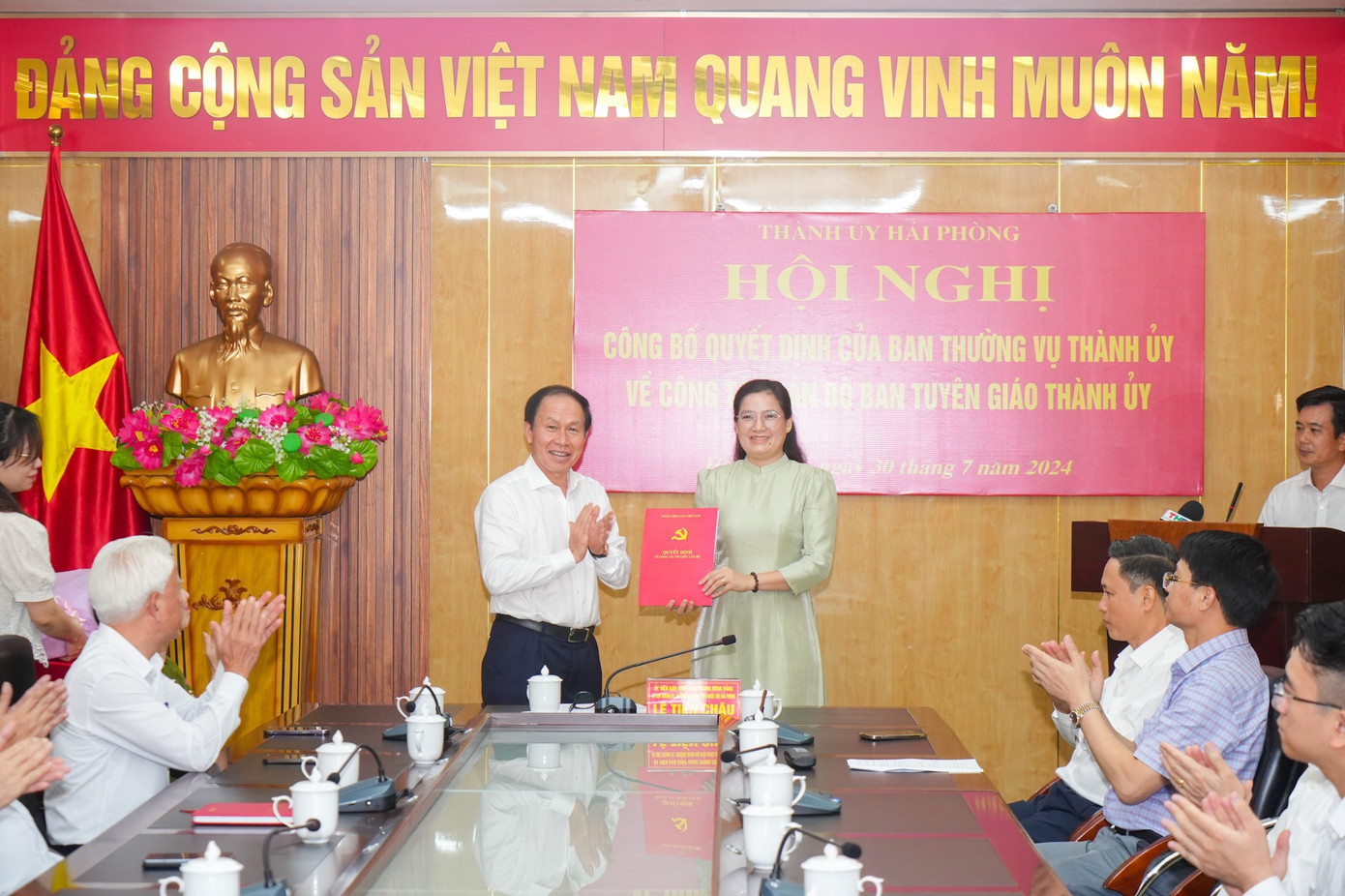 Ông Lê Tiến Châu trao quyết định bổ nhiệm chị Vương Toàn Thu Thủy - Bí thư Thành Đoàn giữ chức Phó Ban Tuyên giáo Thành ủy Hải Phòng sáng 30/7.