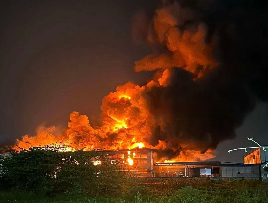 Cận cảnh nhà xưởng rộng 1.000m2 bị thiêu rụi trong đêm. Cận cảnh nhà xưởng rộng 1.000m2 bị thiêu rụi trong đêm.