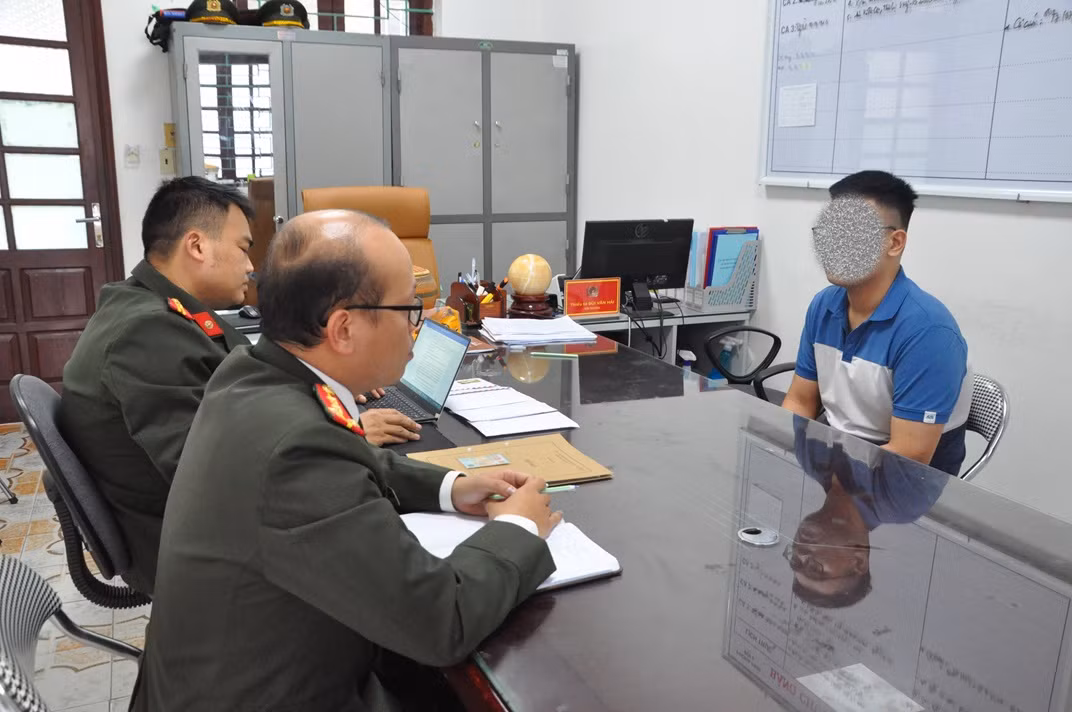 Đối tượng Phạm V.B tại cơ quan công an.