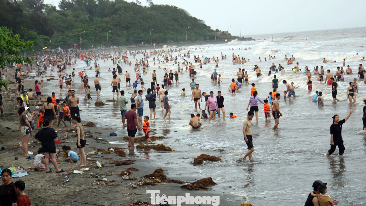 Hình ảnh bãi biển ngập rác PV Tiền Phong ghi nhận chiều 28/4.