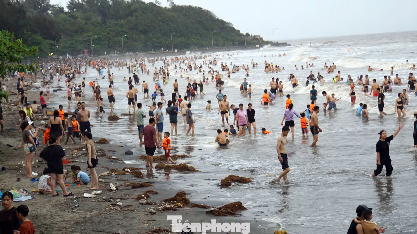 Hình ảnh bãi biển ngập rác PV Tiền Phong ghi nhận chiều 28/4.