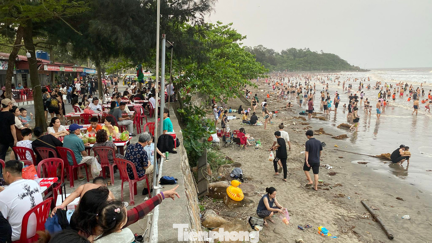 Nữ du khách cũng cho biết, bãi tắm truyền thống tuy nước đục, nhiều rác nhưng mọi người vẫn rất thích không khí, sóng và gió biển mạnh. Sau khi tắm xong, mọi người cũng tranh thủ ăn uống, vui chơi thỏa mái ở bờ cát hoặc trên vỉa hè...