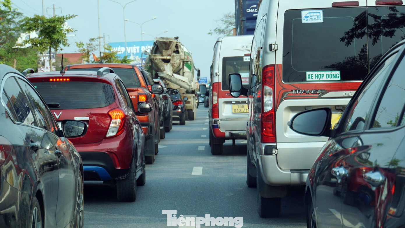 Cũng theo ghi nhận của PV, từ 15h đến tối tuyến đường Phạm Văn Đồng (đoạn từ nút giao cao tốc Hà Nội - Hải Phòng) đến quận Đồ Sơn nhiều điểm xảy ra ùn ứ, các phương tiện di chuyển khó khăn. Khu vực các bãi tắm truyền thống thường xuyên xảy ra ùn tắc.