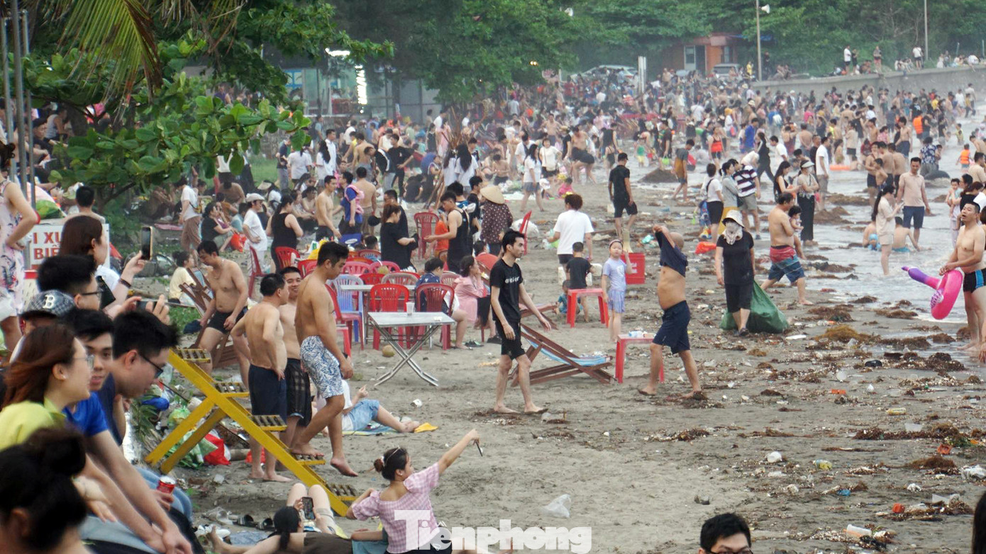 Bãi tắm 295 ở Đồ Sơn dù nước đục, nhiều rác thải nhưng hàng vạn du khách ùn ùn kéo đến vui chơi dịp nghỉ lễ.