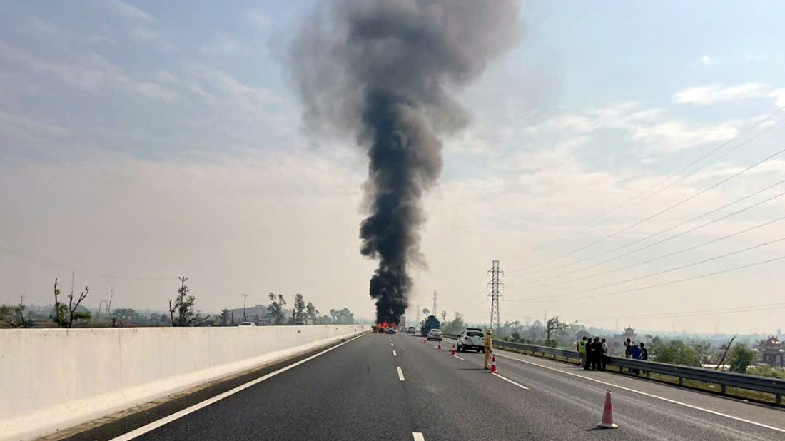 Ô tô bốc cháy trên cao tốc Hà Nội - Hải Phòng sáng 11/11. Ảnh: Vidifi Ô tô bốc cháy trên cao tốc Hà Nội - Hải Phòng sáng 11/11. Ảnh: Vidifi