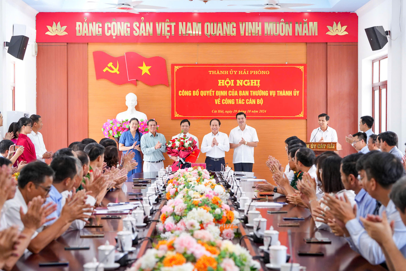 Bí thư Thành ủy Hải Phòng và Chủ tịch UBND TP Hải Phòng trao quyết định, tặng hoa chúc mừng tân Bí thư Huyện ủy Cát Hải. Bí thư Thành ủy Hải Phòng và Chủ tịch UBND TP Hải Phòng trao quyết định, tặng hoa chúc mừng tân Bí thư Huyện ủy Cát Hải.