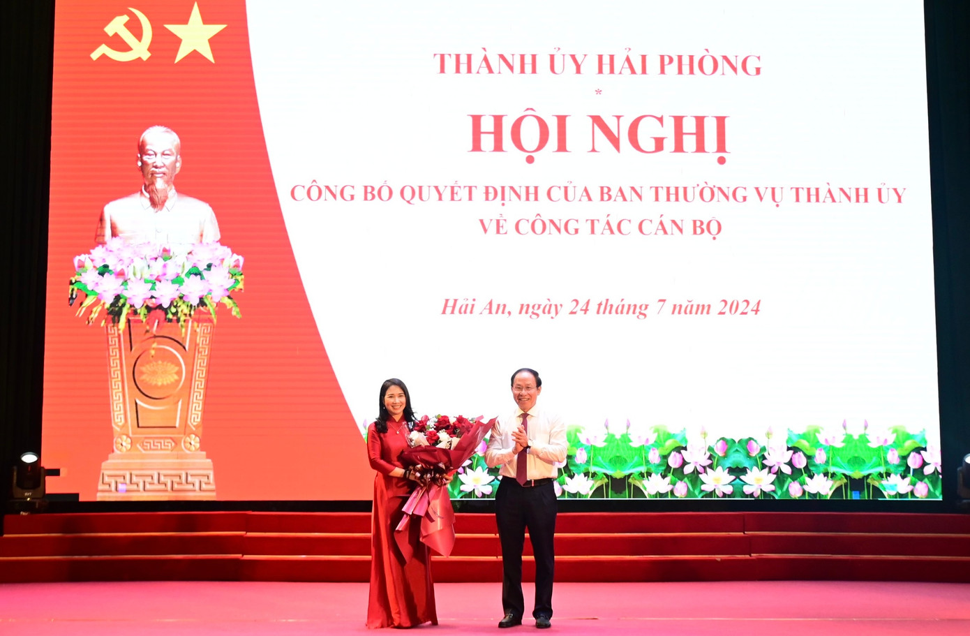 Ông Lê Tiến Châu - Bí thư Thành ủy Hải Phòng trao quyết định, tặng hoa chúc mừng tân nữ Bí thư Quận ủy Hải An. Ông Lê Tiến Châu - Bí thư Thành ủy Hải Phòng trao quyết định, tặng hoa chúc mừng tân nữ Bí thư Quận ủy Hải An.